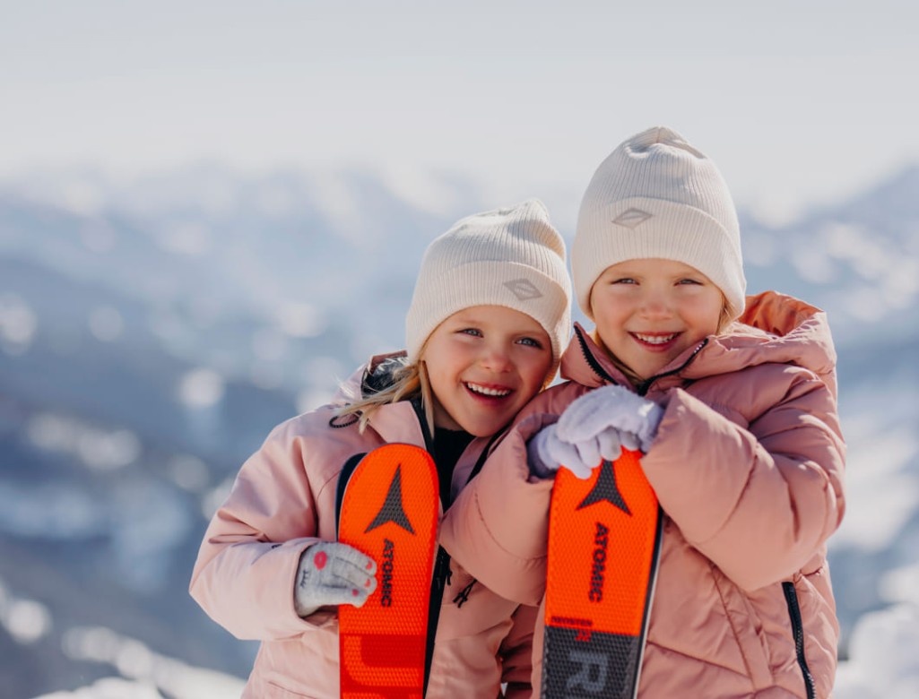Two girls with their skis © SalzburgerLand Tourismus