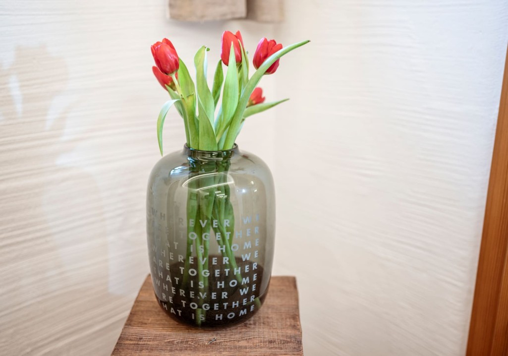Frische Blumen in einer Vase auf dem Bauernhof Obersulzberggut in Radstadt © Lorenz Masser Fotografie