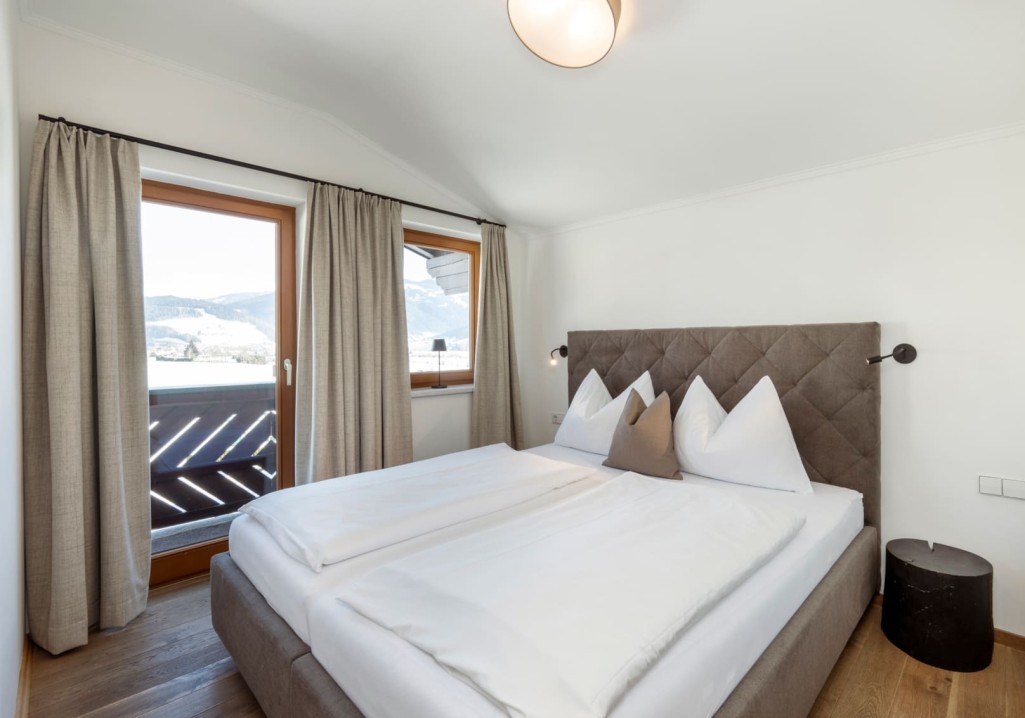 Helles Schlafzimmer mit Doppelbett auf dem Bauernhof Obersulzberggut in Radstadt © Lorenz Masser Fotografie