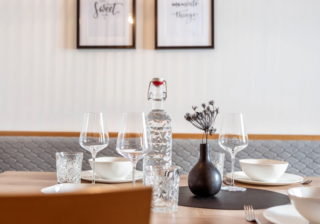 Set table with water bottle and dishes at Obersulzberggut farm in Radstadt © Lorenz Masser Photography