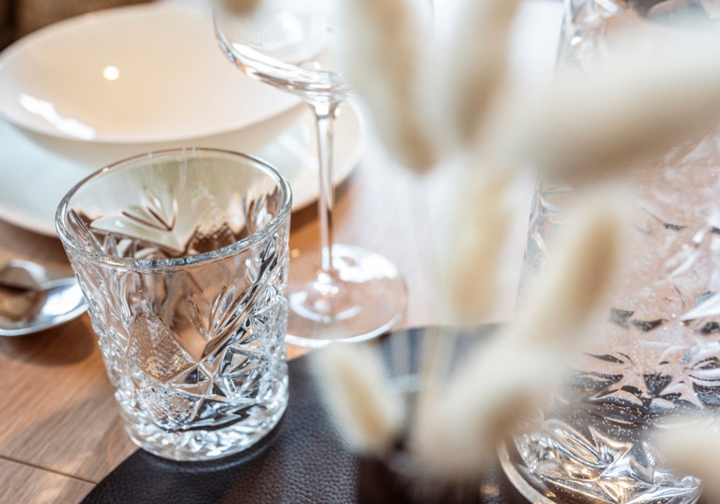 Elegant set table with glasses at Obersulzberggut farm in Radstadt © Lorenz Masser Photography