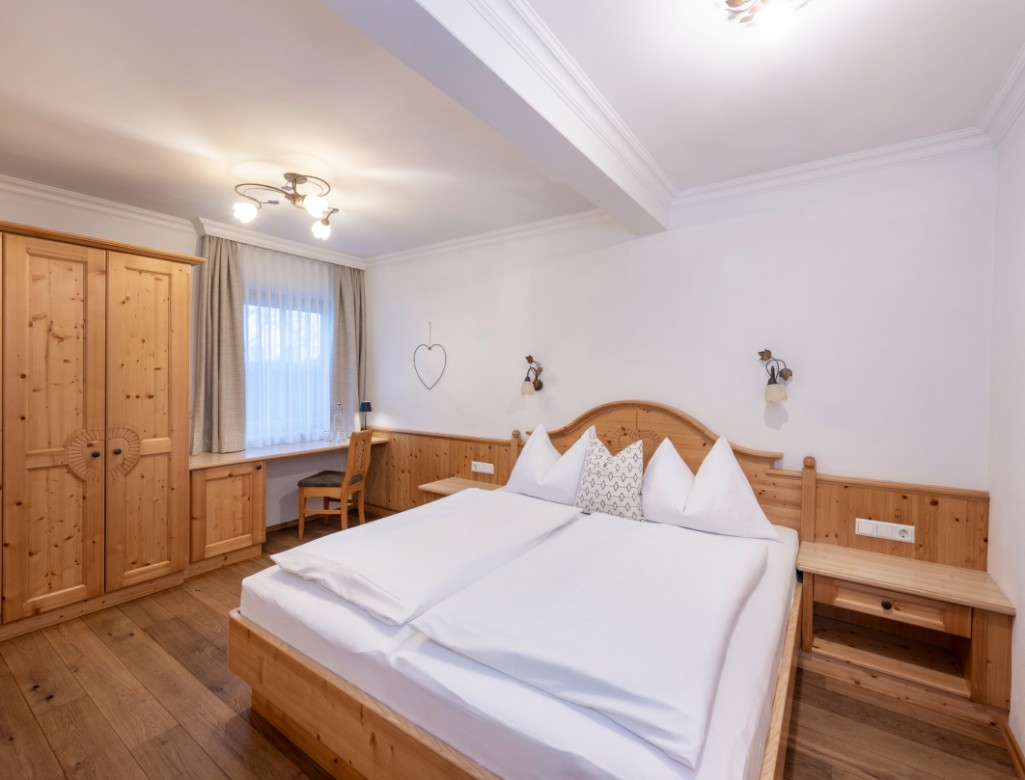 Cosy bedroom in the apartment at the Obersulzberggut farm in Radstadt © Lorenz Masser Fotografie