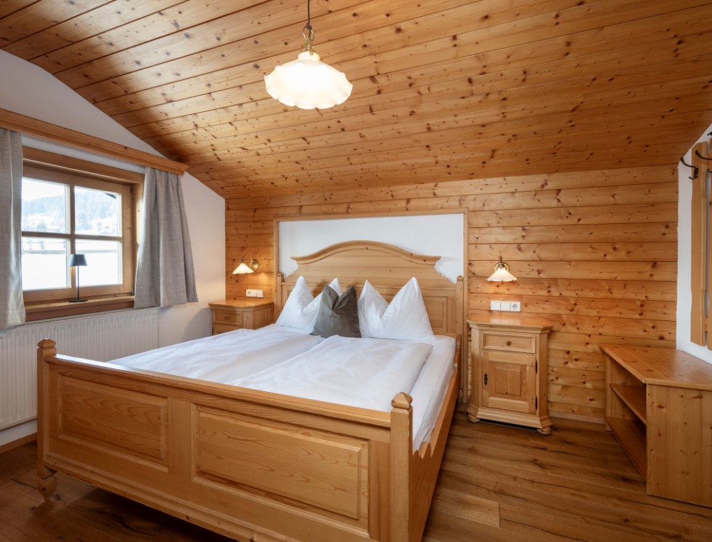 Gemütliches Schlafzimmer mit Holzmöbeln auf dem Bauernhof Obersulzberggut in Radstadt © Lorenz Masser Fotografie