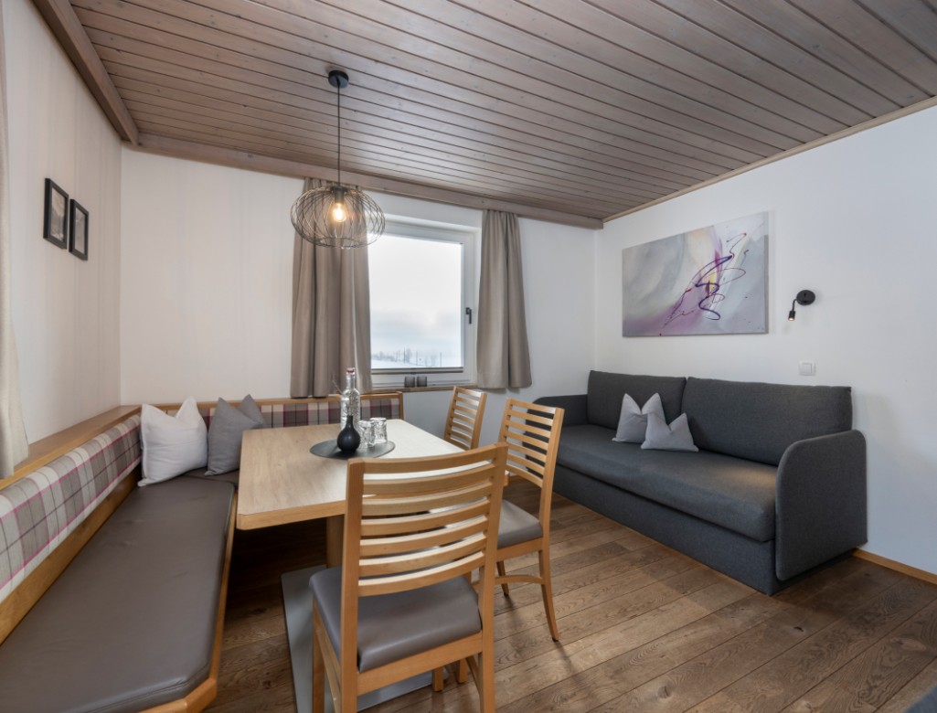 Gemütlicher Wohnbereich im Appartement Narzisse © Lorenz Masser Fotografie