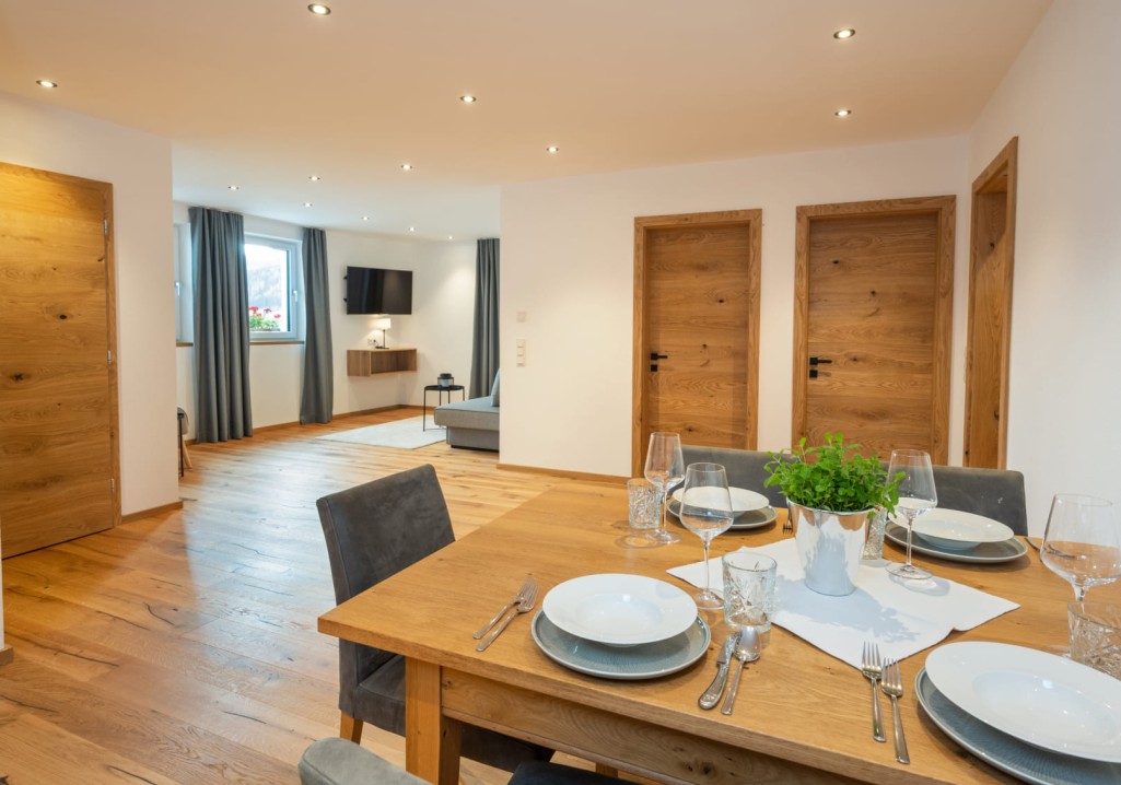 Essbereich mit Blick auf das Wohnzimmer © Lorenz Masser Fotografie