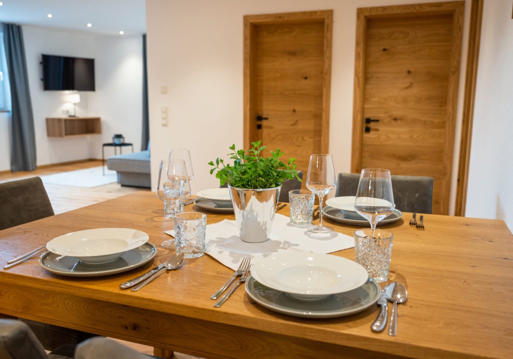 Gedeckter Tisch in der Ferienwohnung © Lorenz Masser Fotografie