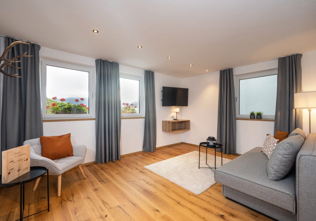 Gemütlicher Wohnbereich in der Ferienwohnung am Bauernhof © Lorenz Masser Fotografie