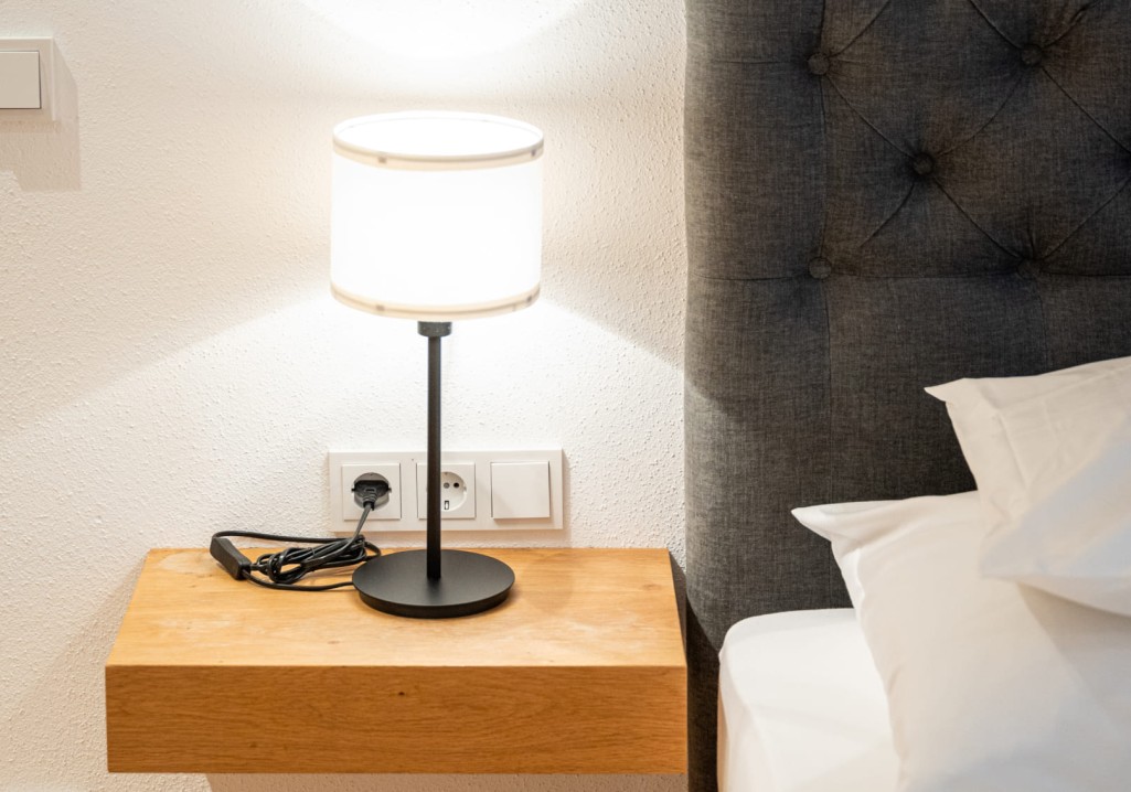 Lampe auf dem Nachttisch © Lorenz Masser Fotografie