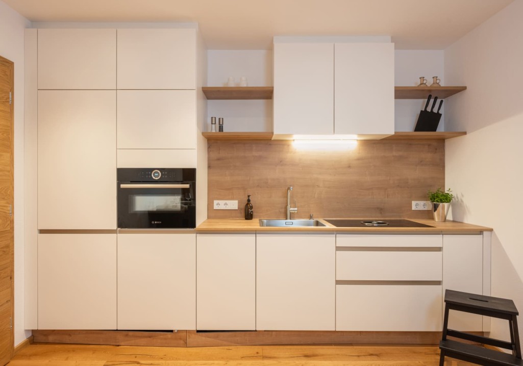 Große Küchenzeile mit viel Platz © Lorenz Masser Fotografie