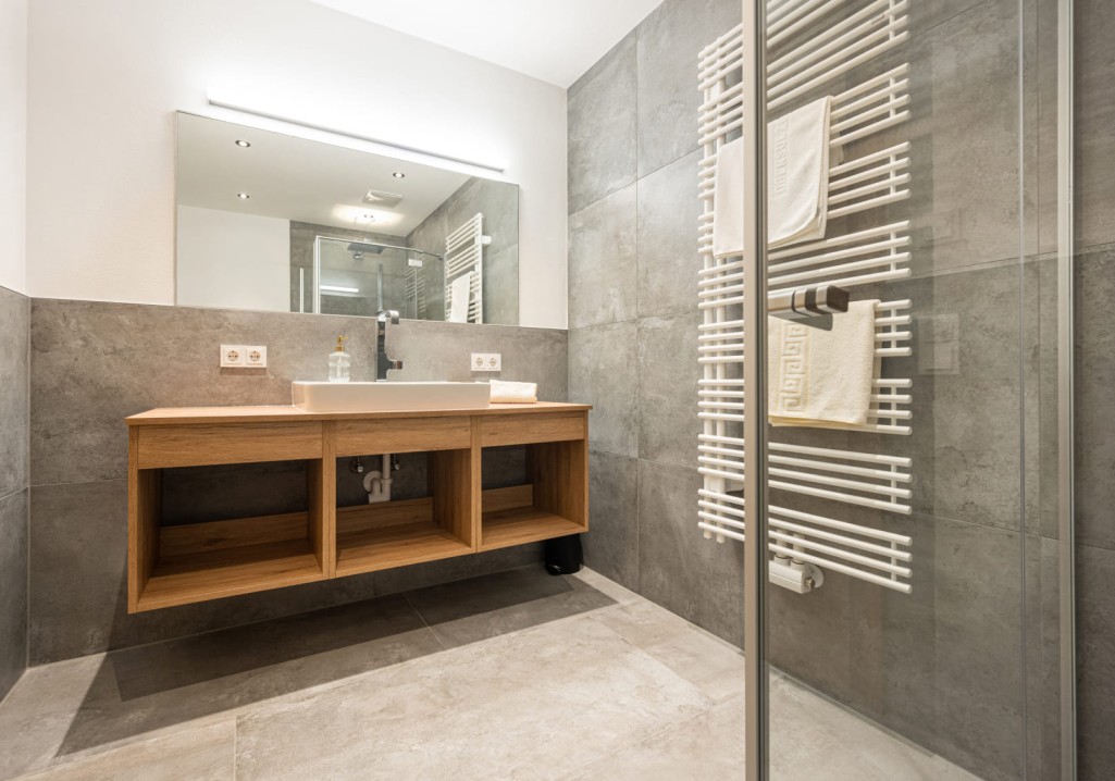 Modernes Badezimmer mit offener Dusche © Lorenz Masser Fotografie