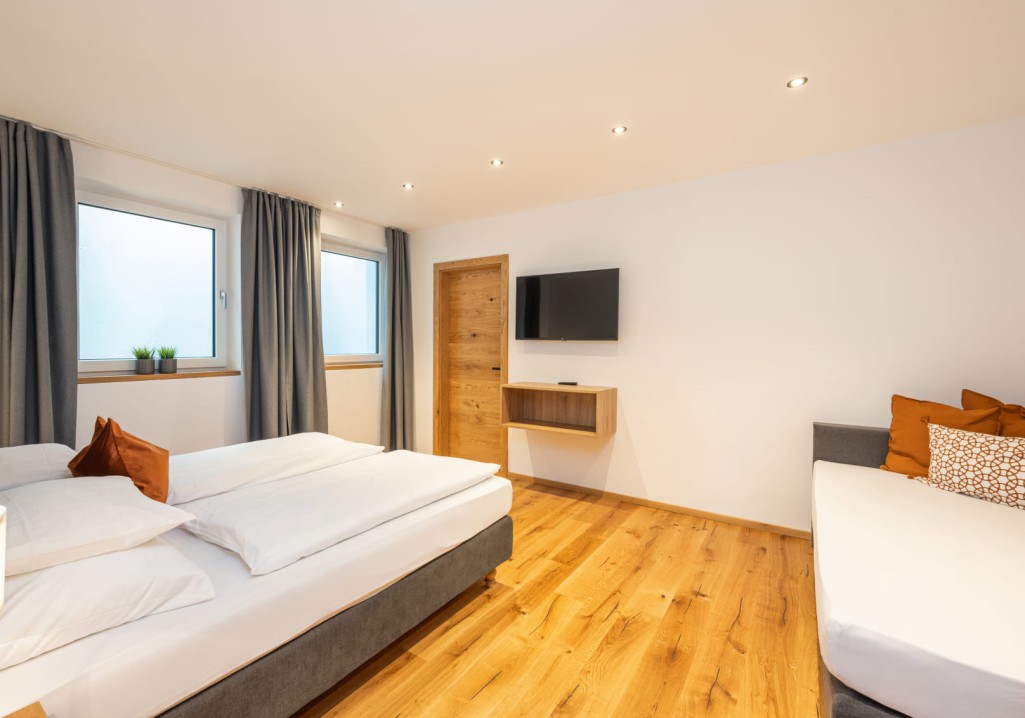 Geräumiges Schlafzimmer mit zwei Betten © Lorenz Masser Fotografie