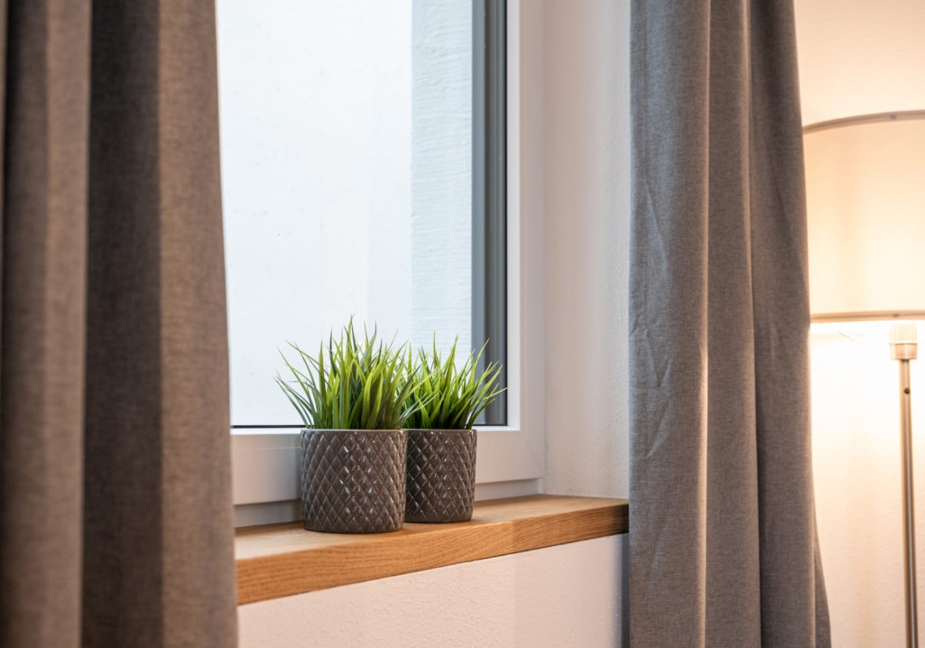 Dekoriertes Fensterbrett in der Ferienwohnung © Lorenz Masser Fotografie