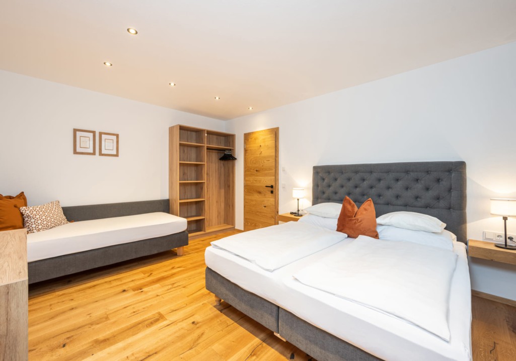 Schlafbereich mit zwei Betten im Appartement © Lorenz Masser Fotografie