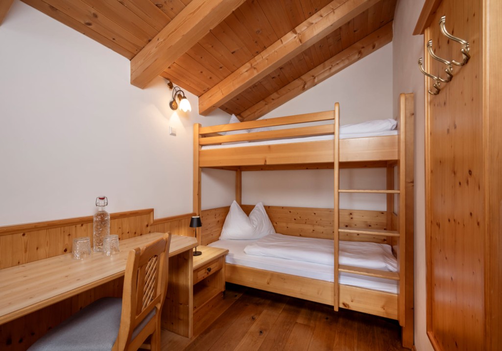 Charming children's room with bunk bed and wooden ceiling at Obersulzberggut in Radstadt, perfect for little adventurers © Lorenz Masser Photography