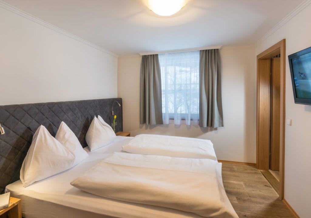 Sleeping area with TV in the room © Lorenz Masser Photography