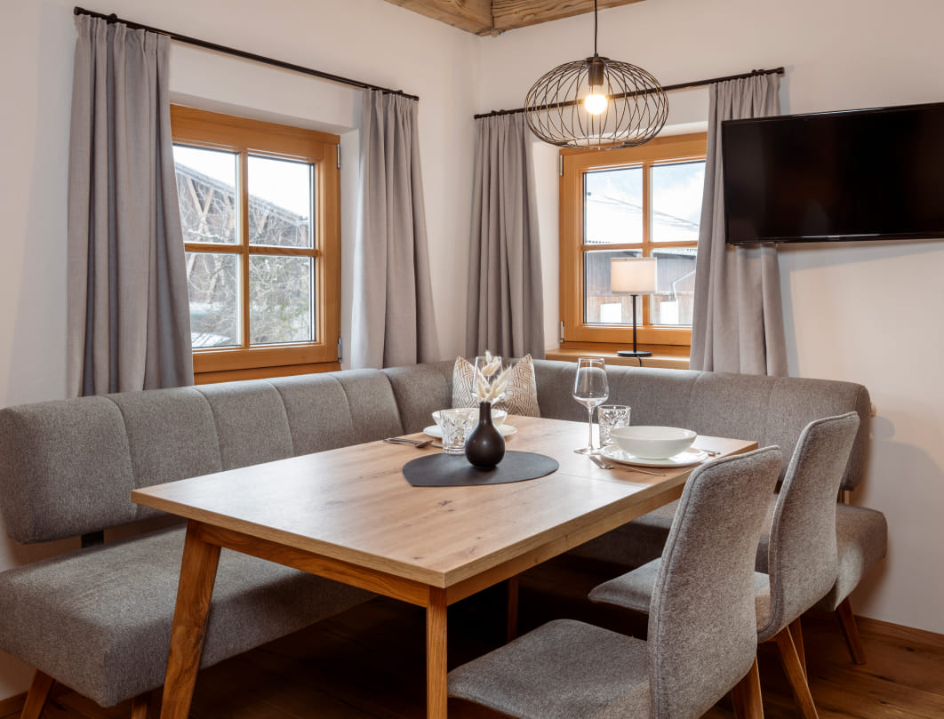 Essecke in der Ferienwohnung Dirndl & Bua © Lorenz Masser Fotografie