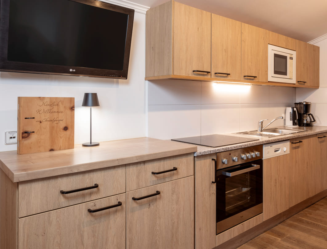 Essbereich mit großer Küche in der Ferienwohnung Löwenzahn © Lorenz Masser Fotografie