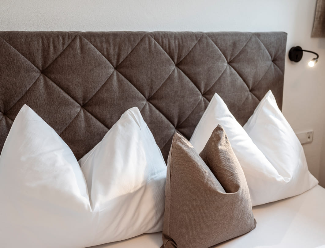 Gemütlicher Schlafbereich in der Ferienwohnung Schneerose © Lorenz Masser Fotografie