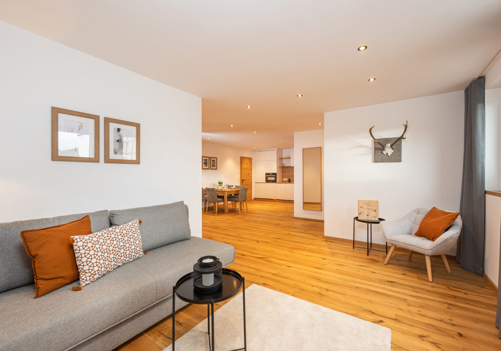 Essbereich mit Couch in der Ferienwohnung Rosengarten © Lorenz Masser Fotografie